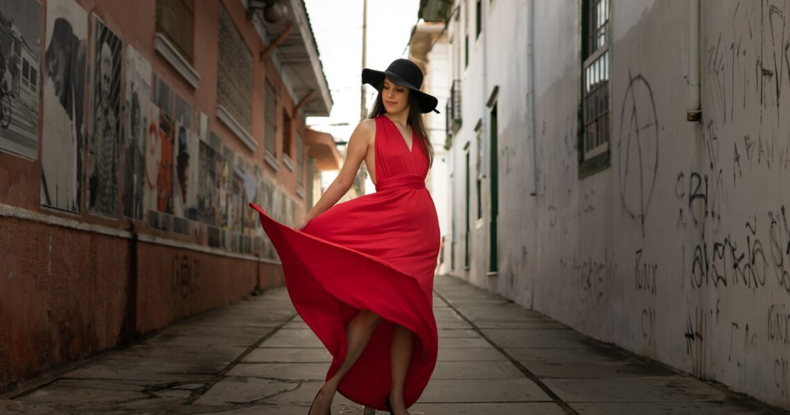 Kobieta w eleganckiej czerwonej sukience maxi